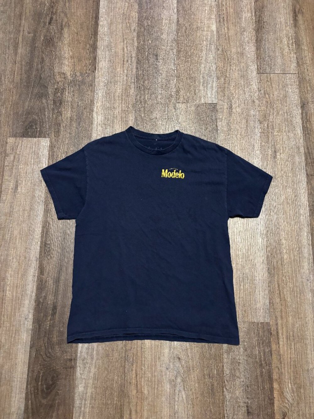 Modelo Skyline Graphic Tee Shirt